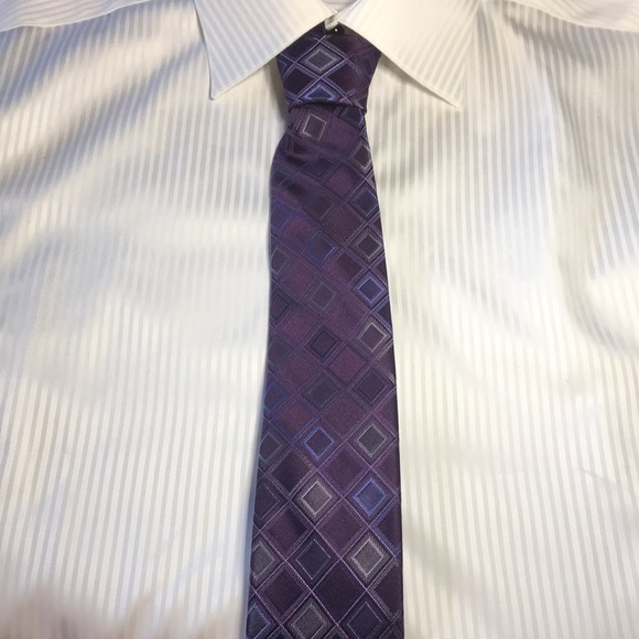 Kenneth Cole Reaction purple tie with silver and blue diamond pattern. - Picture 3 of 7